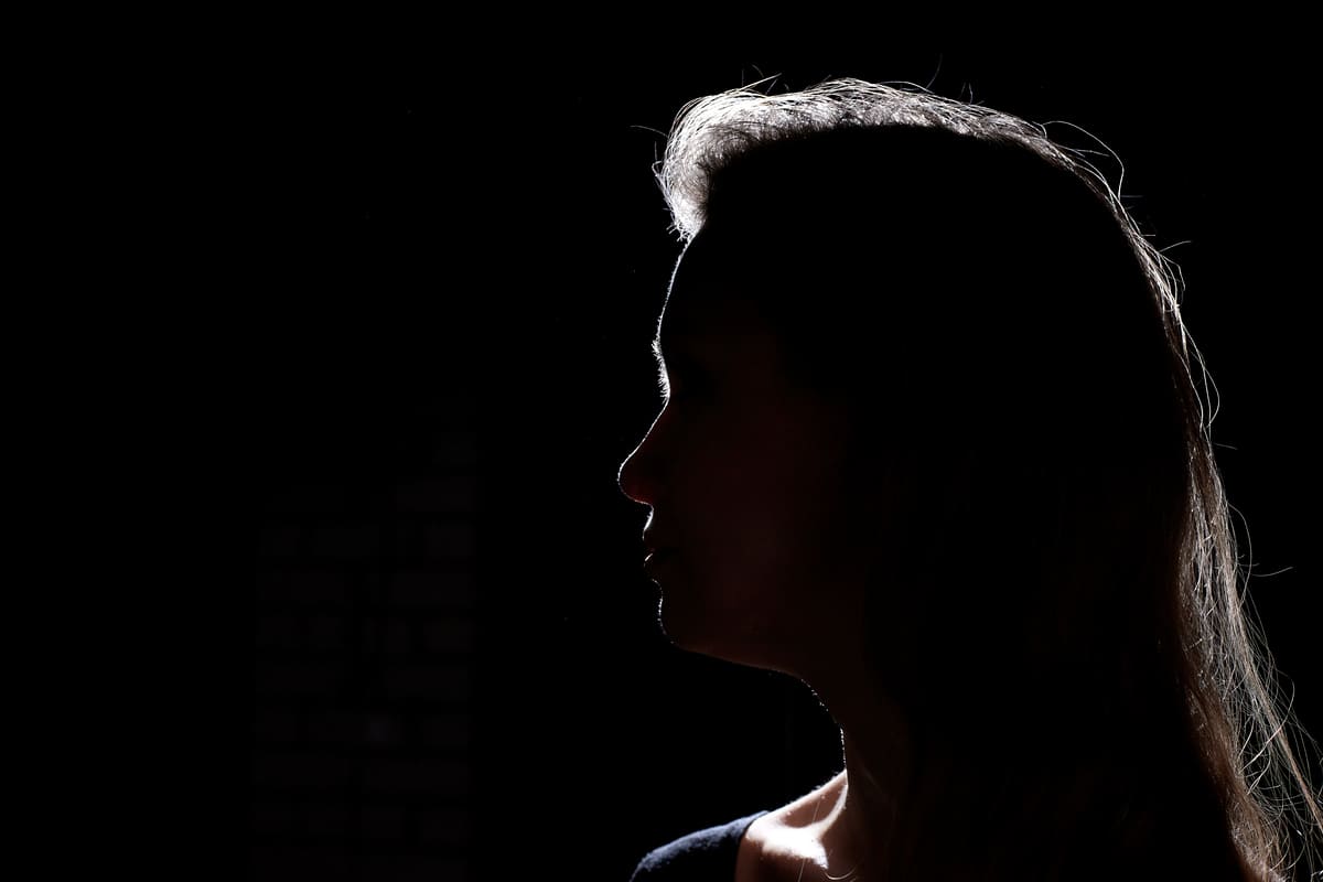 Profilo oscurato di una donna
