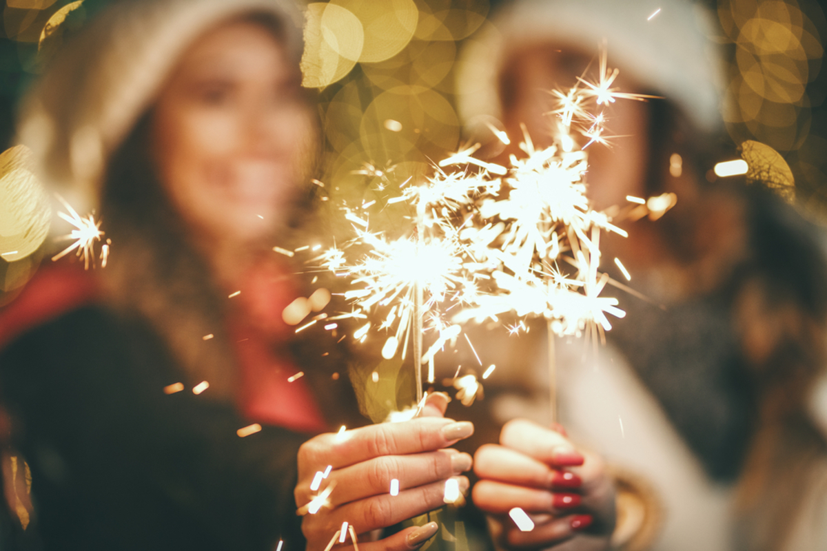 Ragazza festeggia capodanno luci