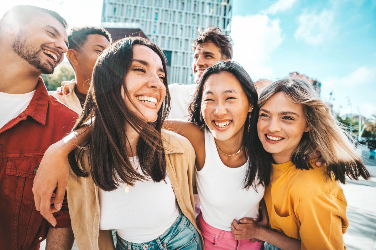 gruppo ragazze ragazzi amici