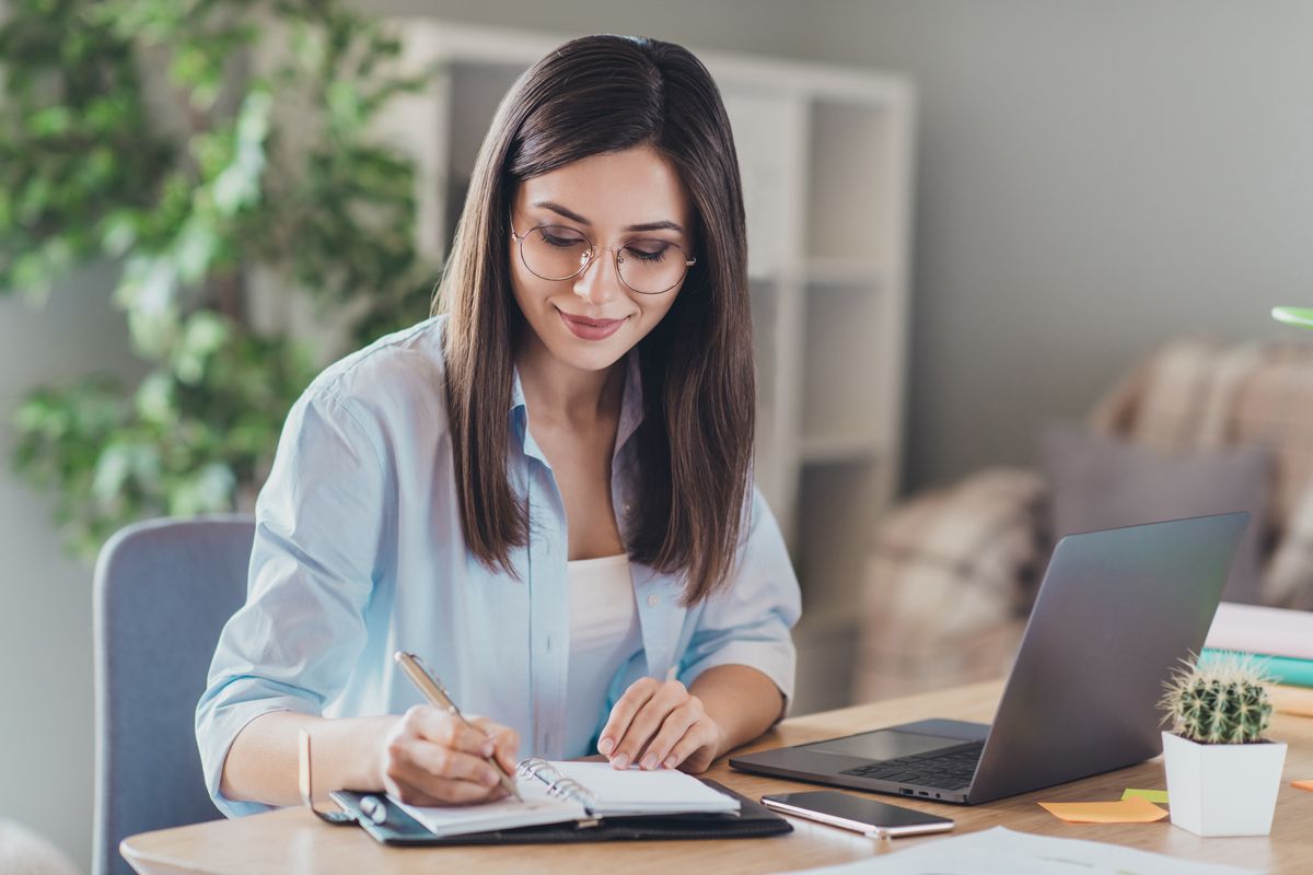 ragazza donna lavoro agenda pc