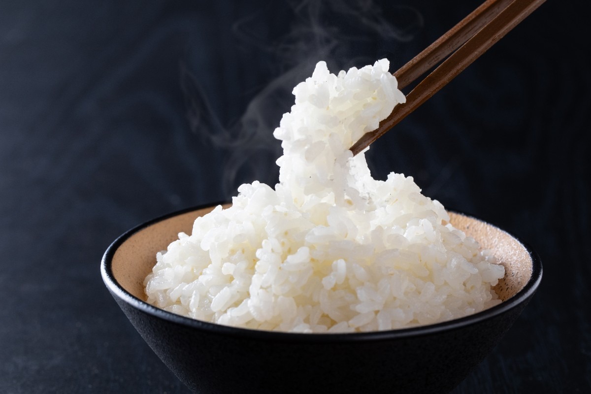Una ciotola di riso bianco con le bacchette
