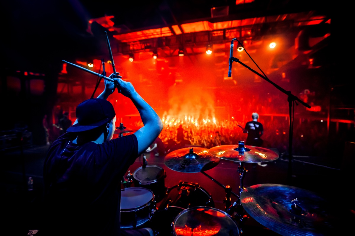batterista suona al concerto rock
