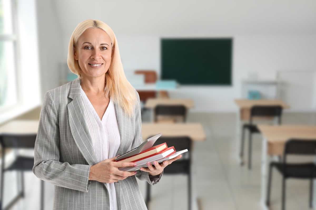 insegnante a scuola con i libri in mano