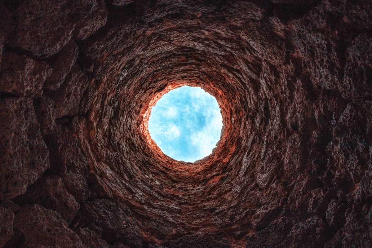 Immagine di un pozzo con apertura verso il cielo