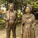 La scultura di Frida Kahlo e Diego Rivera nel parco dedicato all'artista nel quartiere Coyoacán di Città del Messico