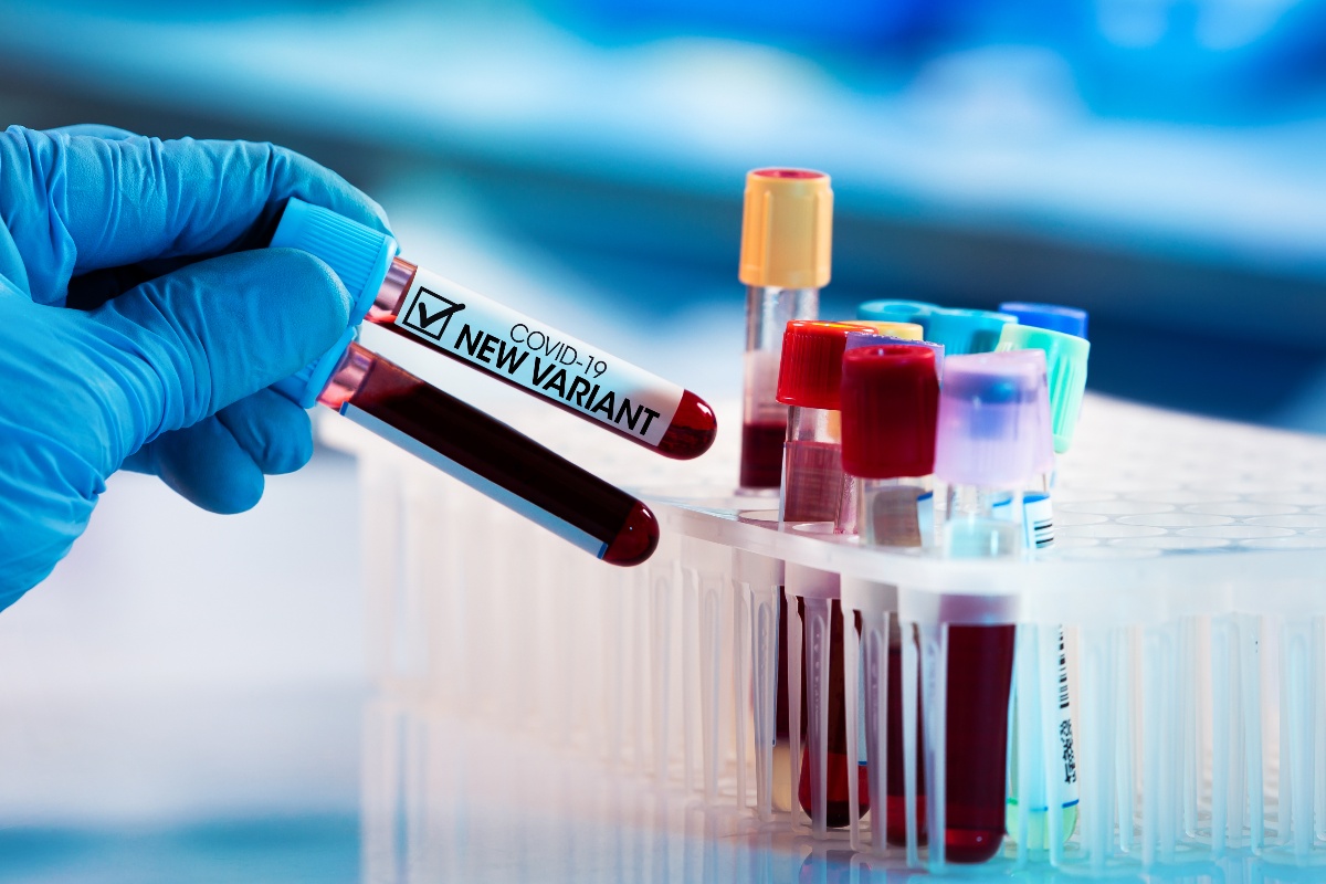 fialetta sangue con la scritta nuova variante covid