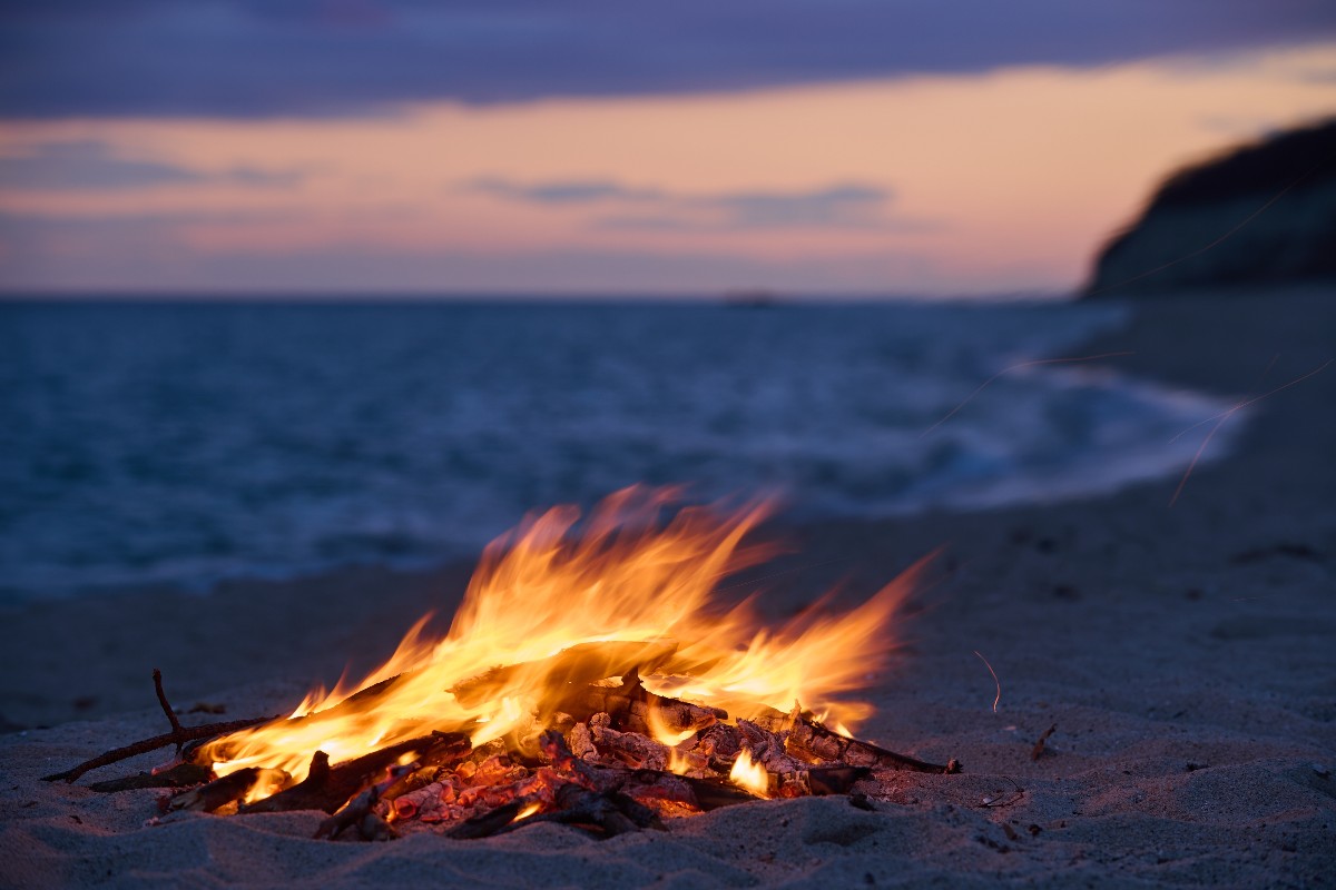 Un falò sulla spiaggia