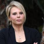 Primo piano di Maria De Filippi con un espressione seria