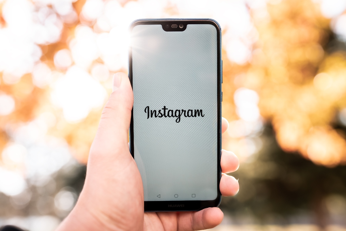 mano che regge uno smartphone con l'applicazione instagram aperta