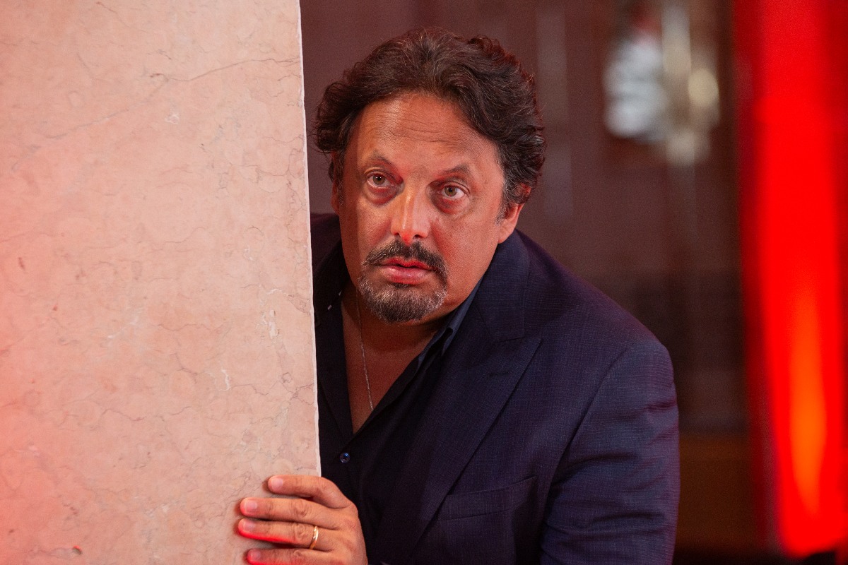 Alla première di Follemente al Cinema Colosseo di Milano, il 18 febbraio 2025, il comico, attore e conduttore televisivo italiano Enrico Brignano