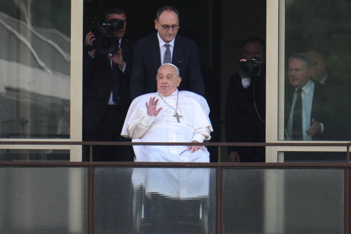 Per la prima volta dal suo ricovero del 23 marzo 2025, Papa Francesco si affaccia al balcone dell’ospedale Gemelli per rivolgersi alla folla a Roma, Italia