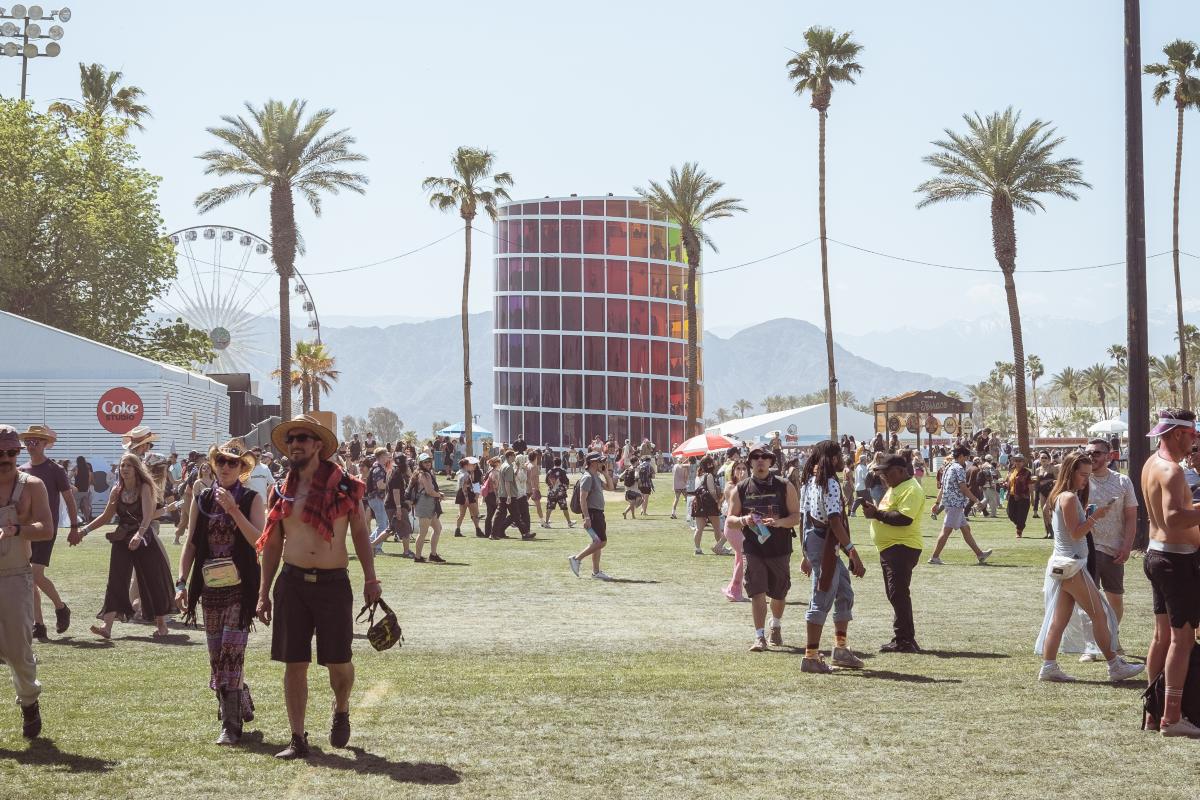 Visitatori che si aggirano nel Coachella Festival, in California, USA