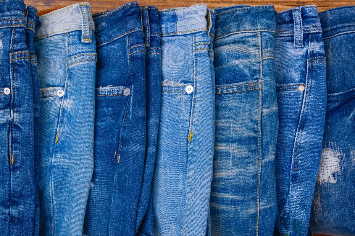 Jeans con lavaggio chiaro e scuro, diversi stili