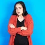 Una ragazza con le braccia incrociate
