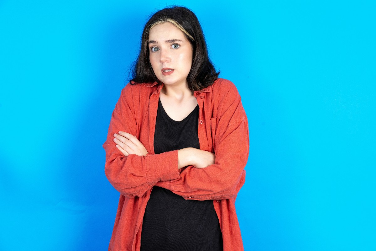 Una ragazza con le braccia incrociate