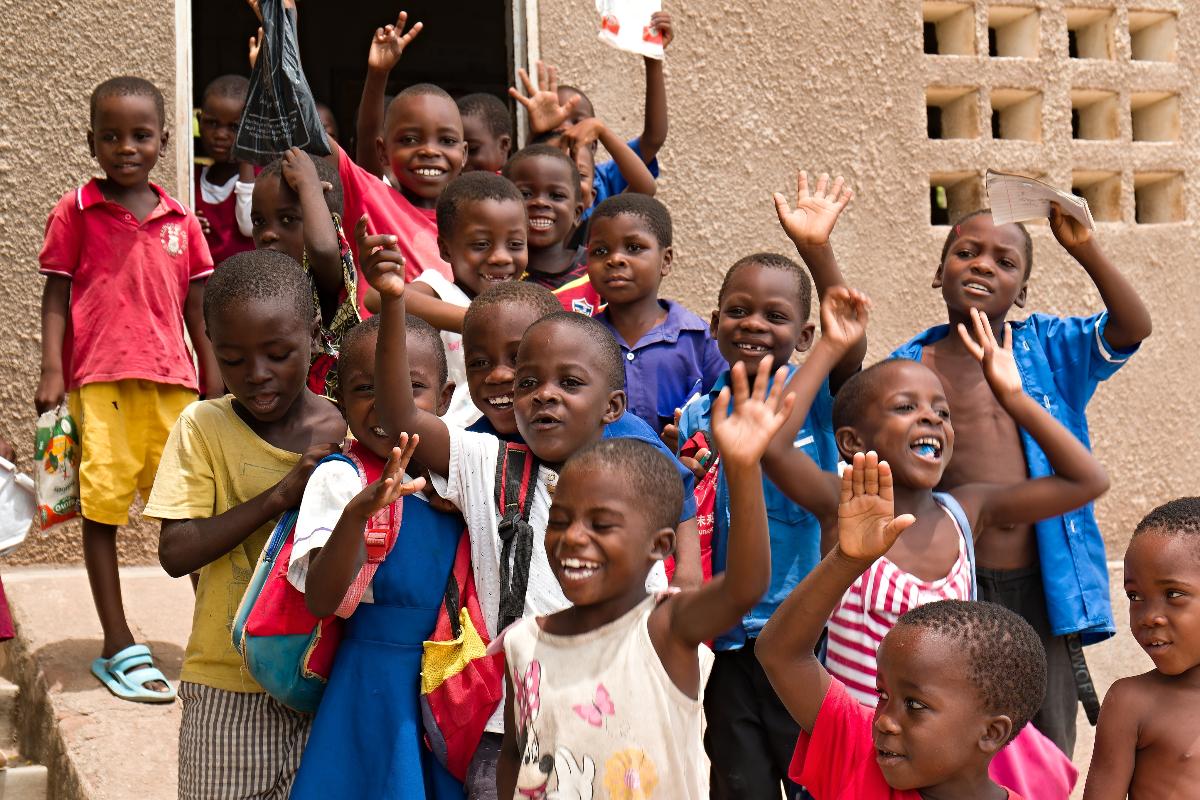 Gruppo di bambini felici all’uscita da scuola in Malawi
