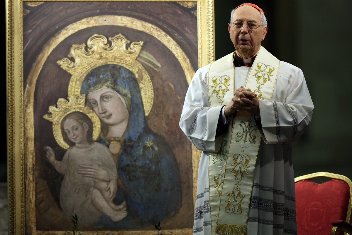 Il Cardinale Dominique Mamberti nel corso della preghiera del Santo Rosario per Papa Francesco nel piazzale antistante la Basilica di San Pietro, Città del Vaticano, Italia 17.03.2025