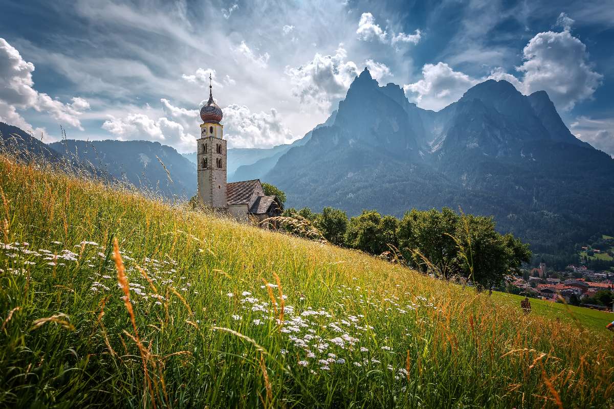 La chiesa di San Valentino di Castelrotto, vista panoramica delle montagne del Trentino Alto Adige