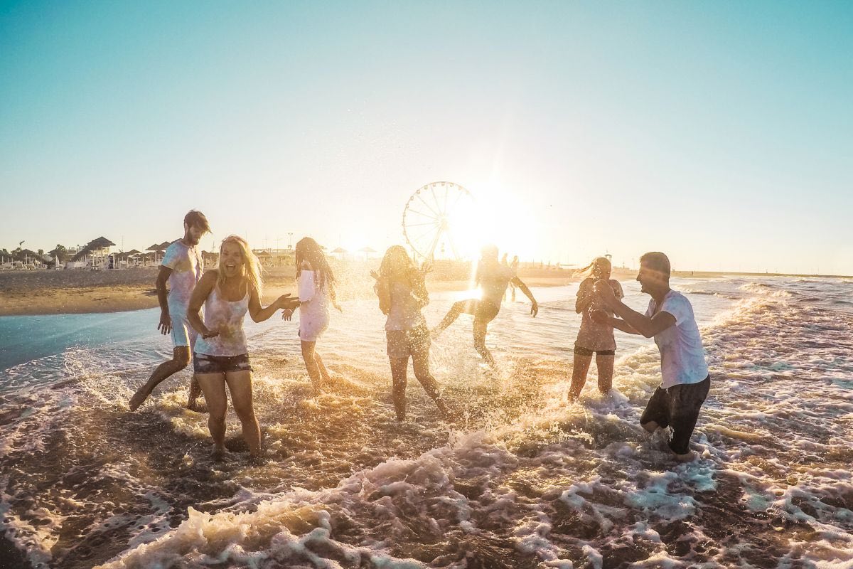 Gruppo di ragazzi e ragazze al mare