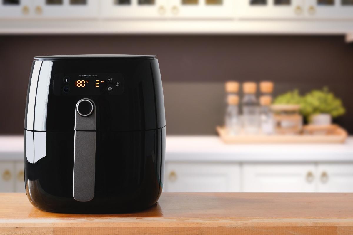 Friggitrice ad aria in funzione all'interno di una cucina