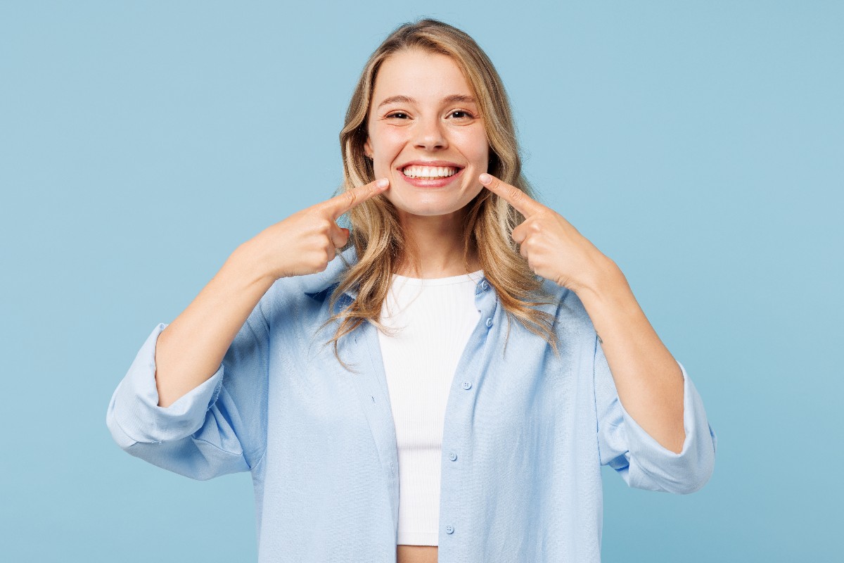 Giovane donna con un sorriso luminoso
