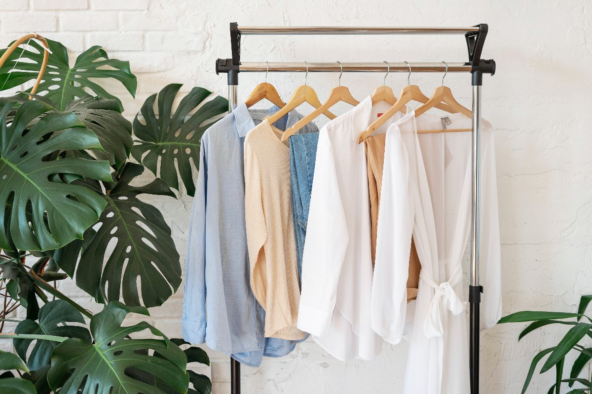 Collezione di vestiti in colori neutri, ideali per ogni occasione
