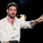 Il 19 maggio 2025 a Roma, Michele Morrone – attore e cantante italiano – ospite a “Belve” dopo la fama per il ruolo di Massimo Torricelli nel film erotico