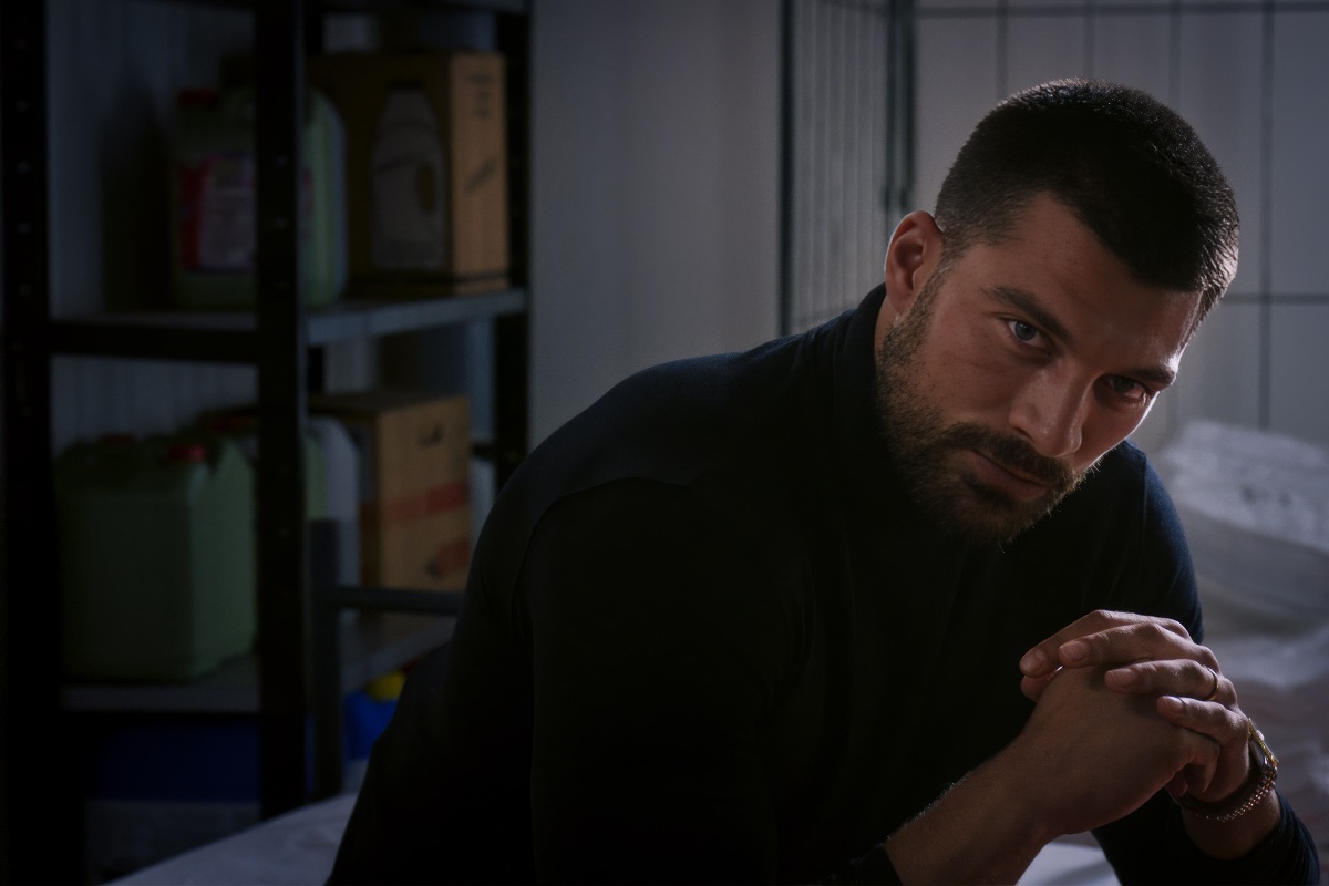 Simone Susinna sul set di "MalAmore", il film d’esordio di Francesca Schirru in uscita l’8 maggio 2025.