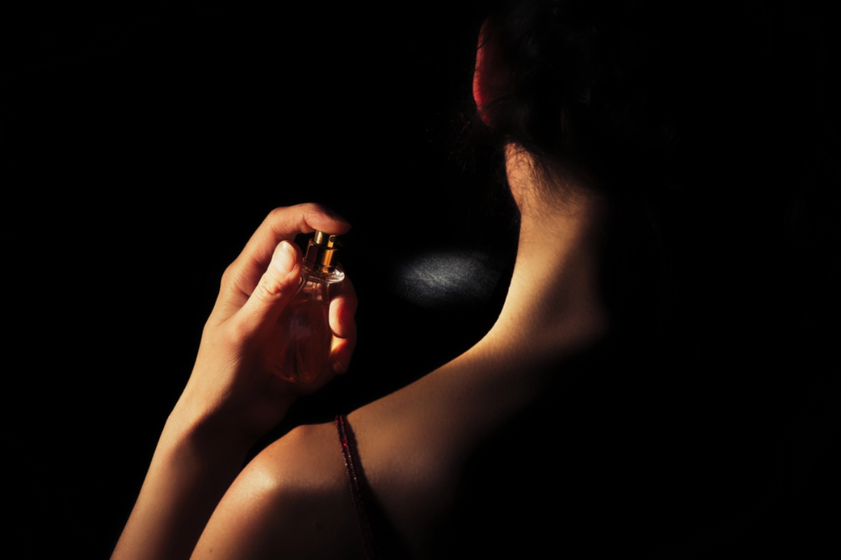 Gesto di applicare il profumo per una donna.
