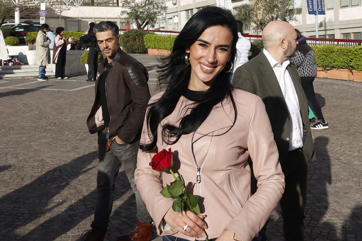 Daiana Guspero posa dopo una performance di tango all'esterno del Policlinico Gemelli, dove Papa Francesco è ricoverato a causa di polmonite bilaterale dal 14 febbraio, a Roma, il 16 marzo 2025. (Foto di Riccardo De Luca/Anadolu tramite Getty Images)