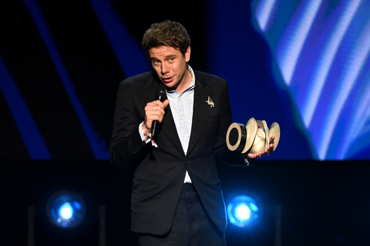 Alla Royal Albert Hall di Londra, Jonathan Anderson riceve il premio Designer dell’Anno durante i Fashion Awards 2024 presentati da Pandora.