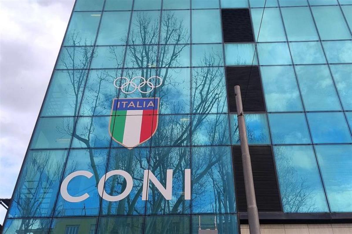 Logo tricolore con il simbolo del Comitato Olimpico Nazionale Italiano (CONI) sulla facciata in vetro. Organo di coordinamento di tutte le federazioni sportive nazionali dal 1914.