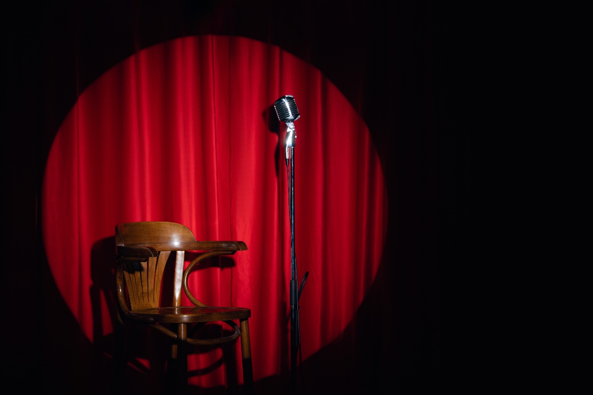 Una sedia e un microfono sul palco