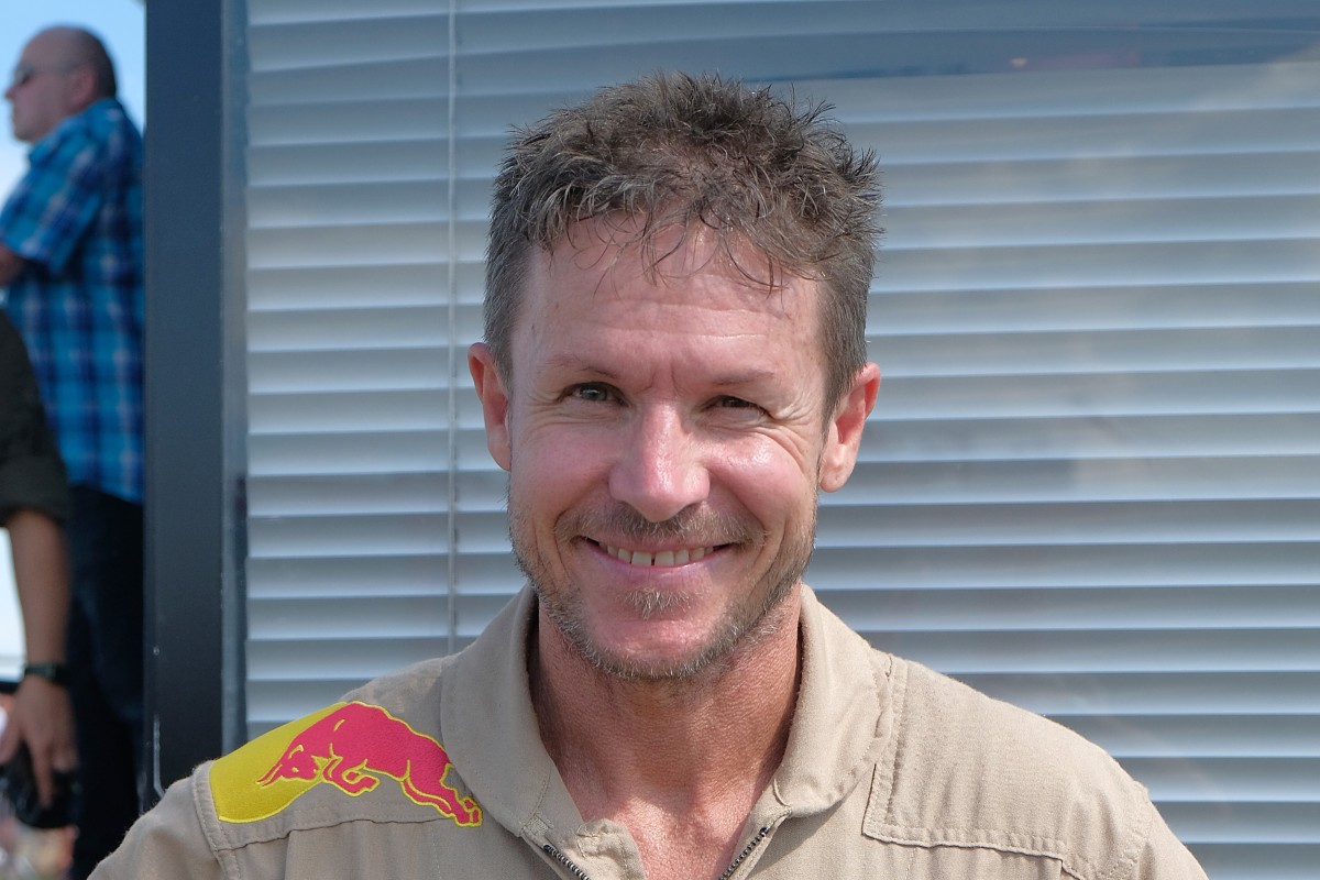 Felix Baumgartner in posa durante l'airshow Airpower 2022 presso la base aerea Fliegerhorst Hinterstoisser a Zeltweg, in Austria.