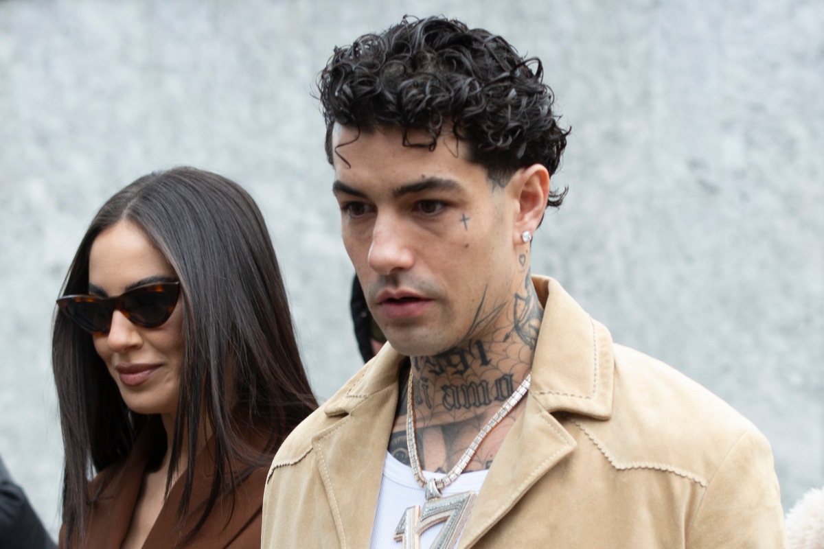 Tony Effe e Giulia De Lellis presenti alla sfilata di Ermanno Scervino durante la Milano Fashion Week Autunno/Inverno 2025