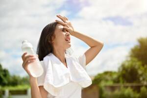 Ragazza si rinfresca con l’acqua durante una giornata estiva