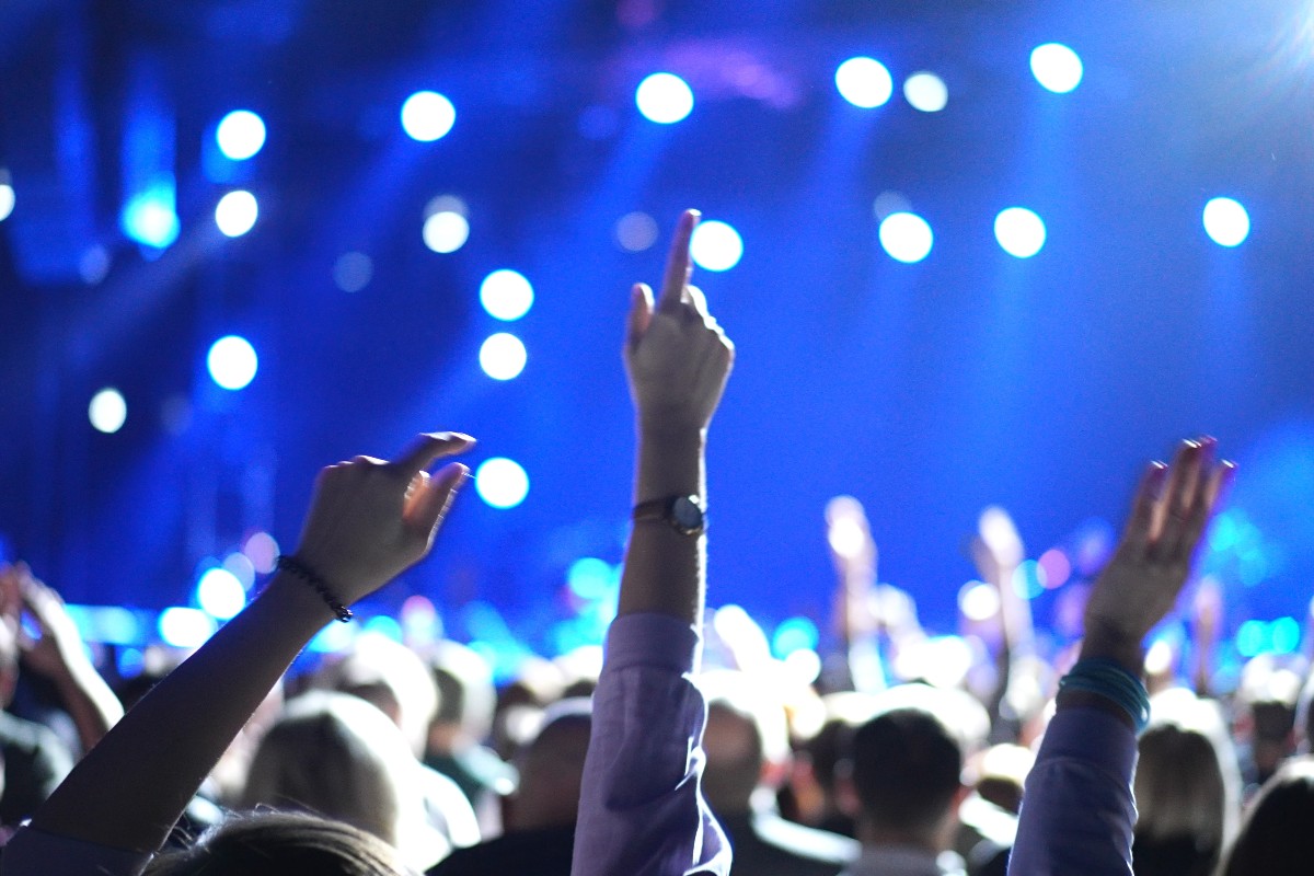 Il pubblico alza le mani durante un concerto