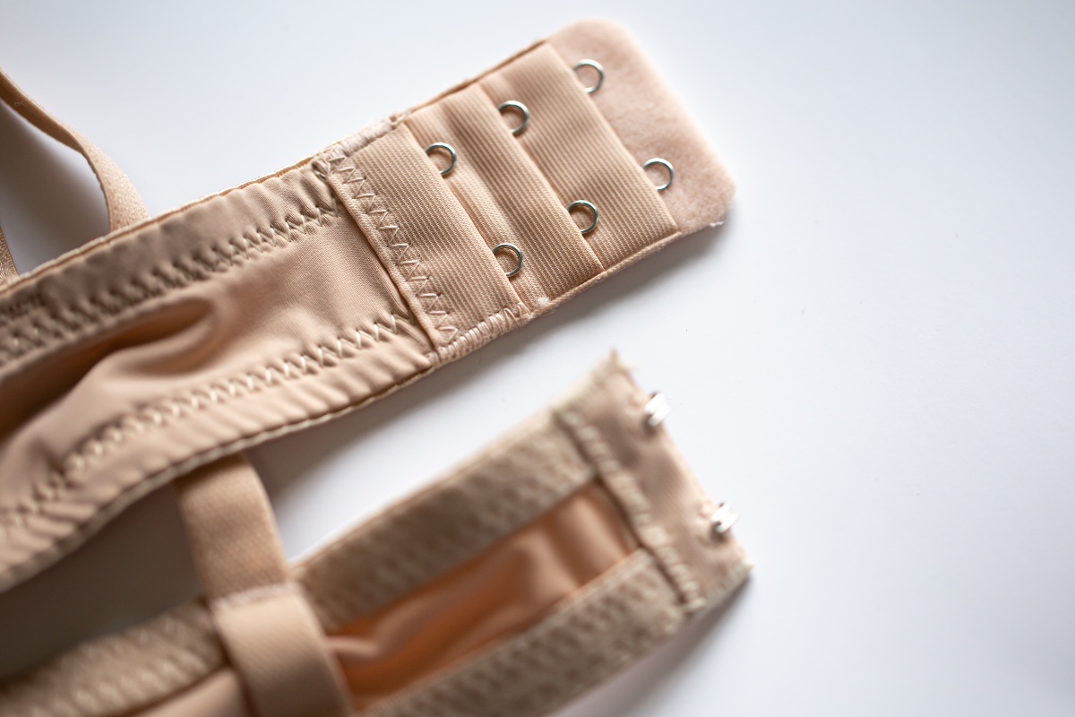 Ganci regolabili nella sezione posteriore di un reggiseno
