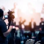 Un primo piano di un cameraman in uno studio televisivo