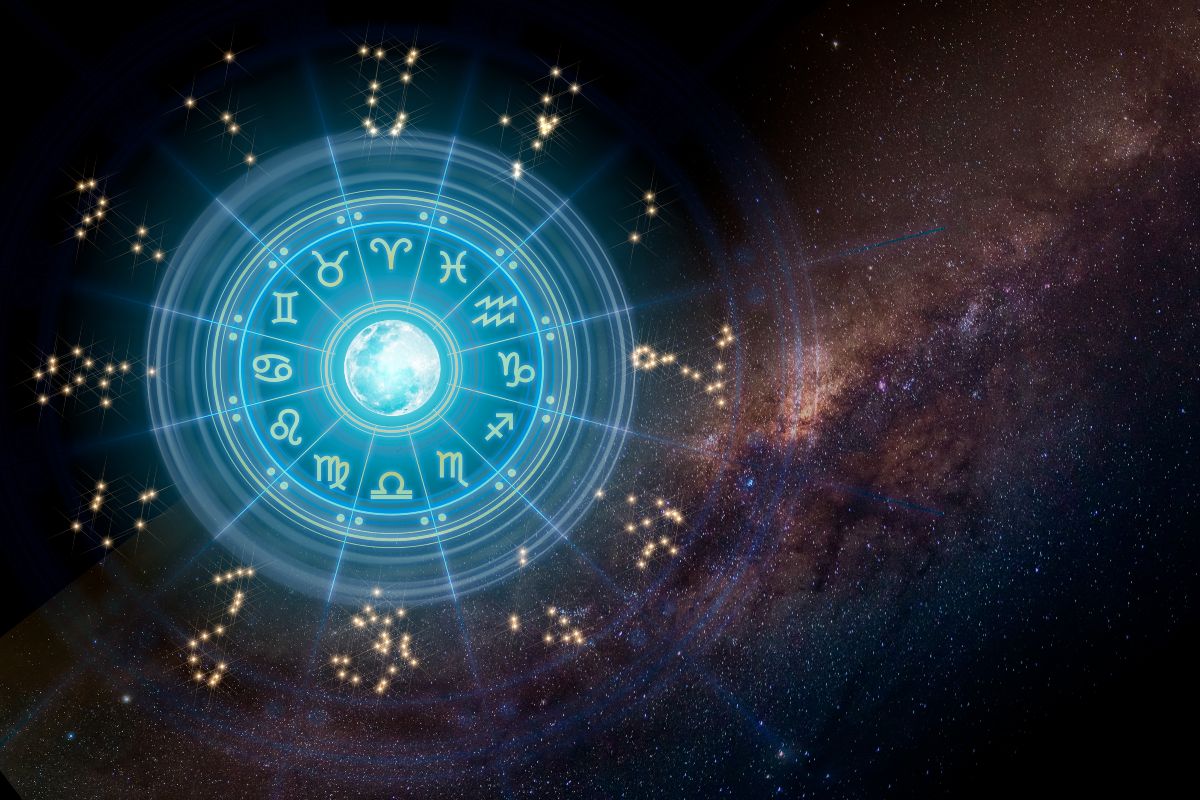 Simboli zodiacali affiancati dalle rispettive costellazioni celesti