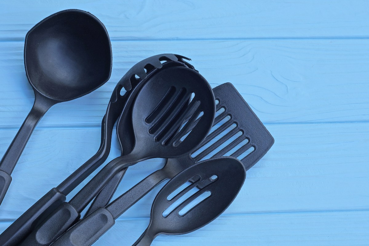 Utensili da cucina in plastica nera