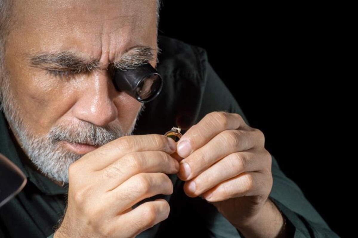 Il gioielliere verifica l'autenticità di un anello diamantato