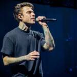 Fedez sul palco dell'Unipol Forum di Assago durante un concerto.