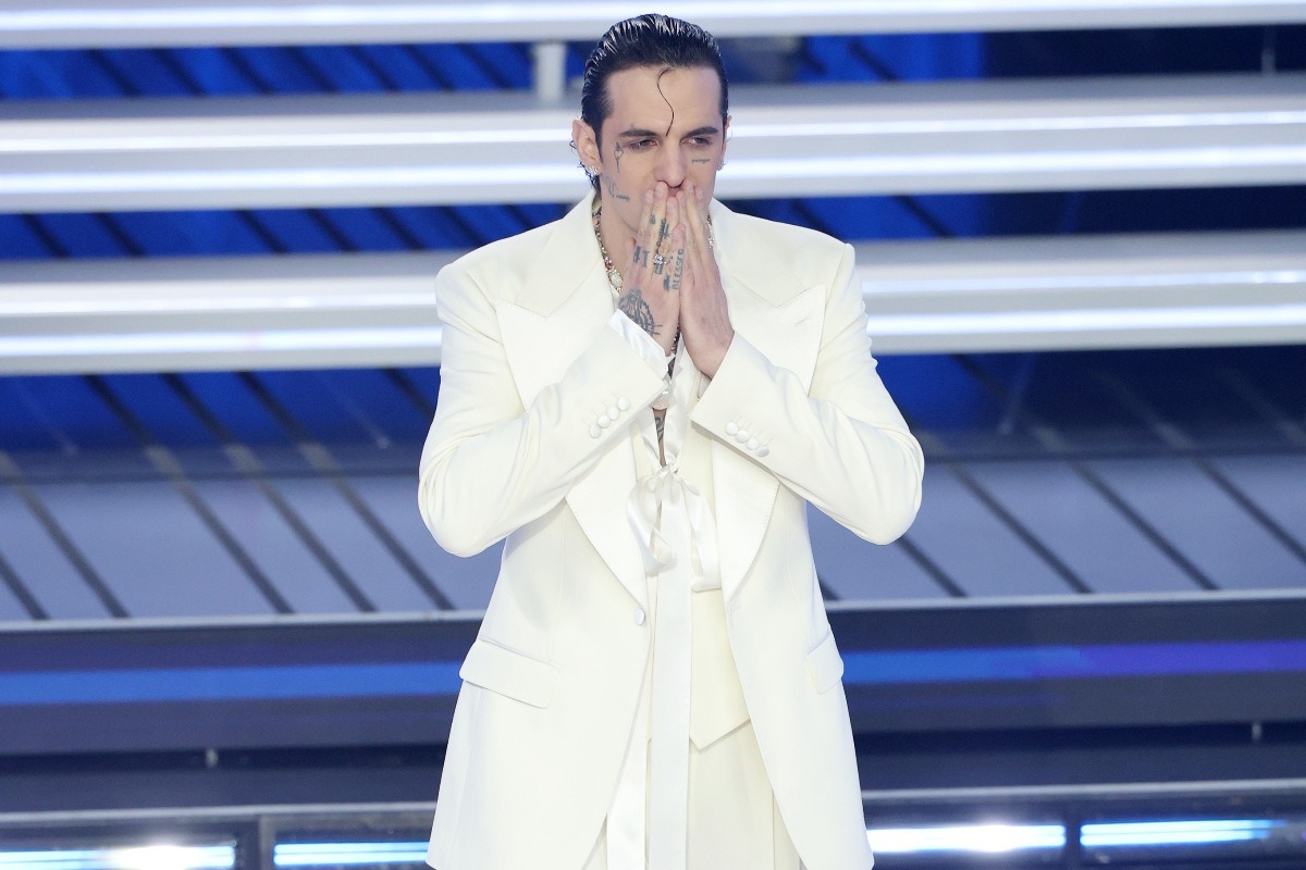 Achille Lauro vestito di bianco durante la seconda serata di Sanremo 2026