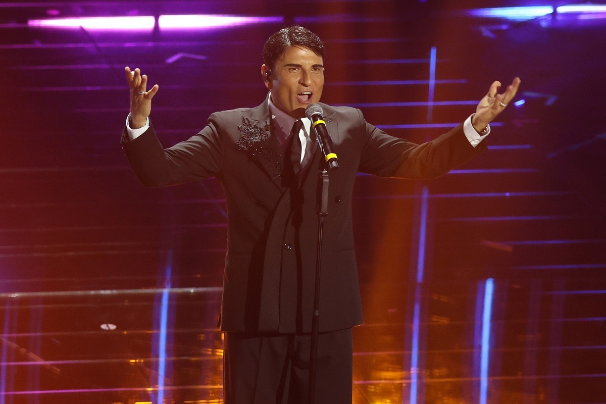 Sal Da Vinci si esibisce a Sanremo 2026