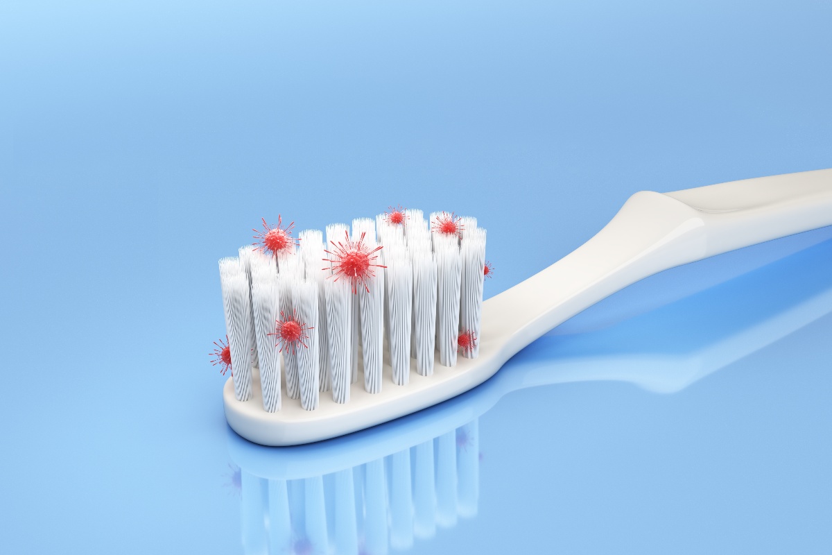 Un spazzolino per i denti con dei batteri