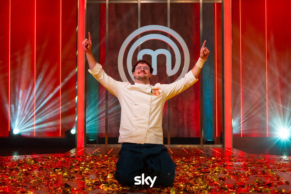 Matteo Canzi esulta per la vittoria a MasterChef Italia 15. Immagini concesse da Sky. Link al sito ufficiale https://masterchef.sky.it/. MasterChef Italia è sempre disponibile on demand.