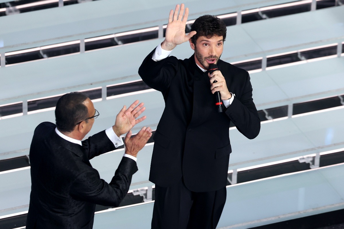 Carlo Conti e Stefano De Martino presenti alla 76ª edizione del Festival di Sanremo 2026 durante l’annuncio ufficiale del nuovo conduttore e direttore artistico