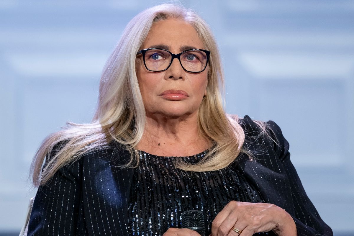 Mara Venier è presente sul set di “Porta a Porta” per celebrare i 30 anni del programma TV