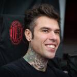 Fedez allo stadio durante una partita di Serie A, mentre assiste alla sfida tra AC Milan e Hellas Verona
